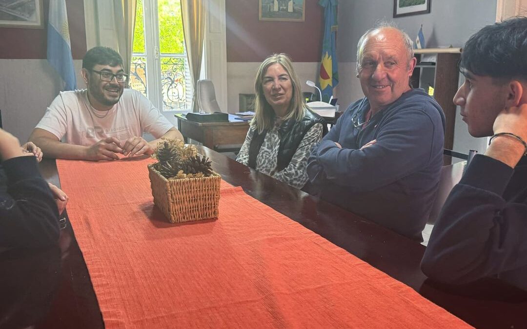 El Intendente Matias Nebot entregó el premio a los ganadores de la primavera