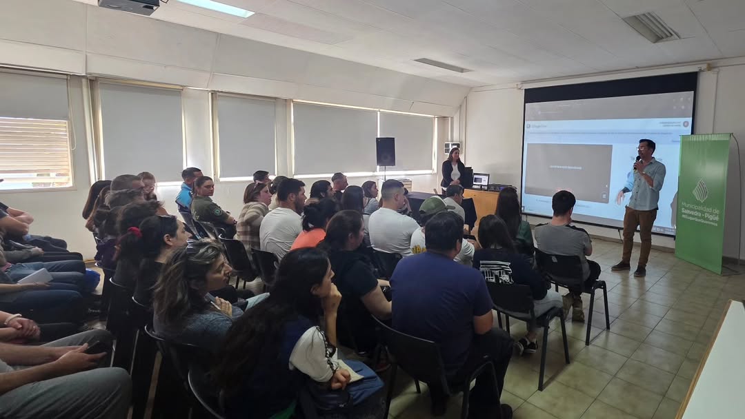 Reunión informativa con las familias adjudicatarias de las 32 viviendas de Pigüé