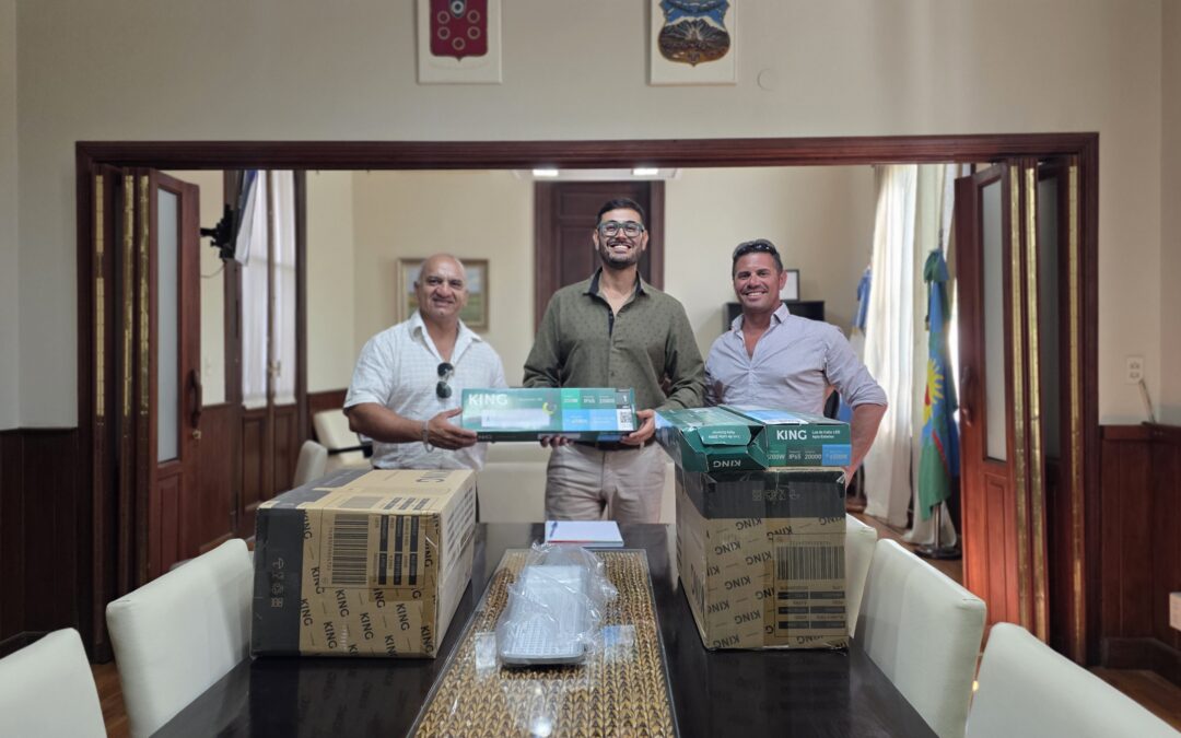 Entrega de luminarias para mejorar la seguridad vial en accesos a localidades